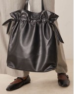 rouched detail tote bag in black
