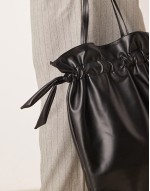 rouched detail tote bag in black